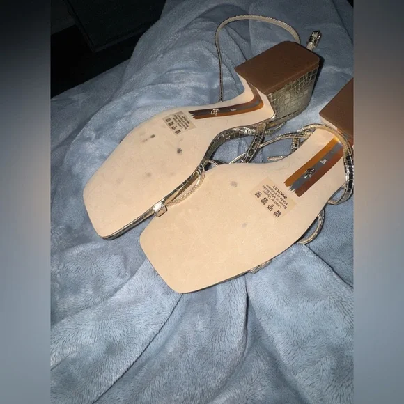 Sam Edelman Metallic Block Heel Sandals

Whitley - Picture 9 of 13